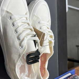 women's shoes i have different colors and sizes